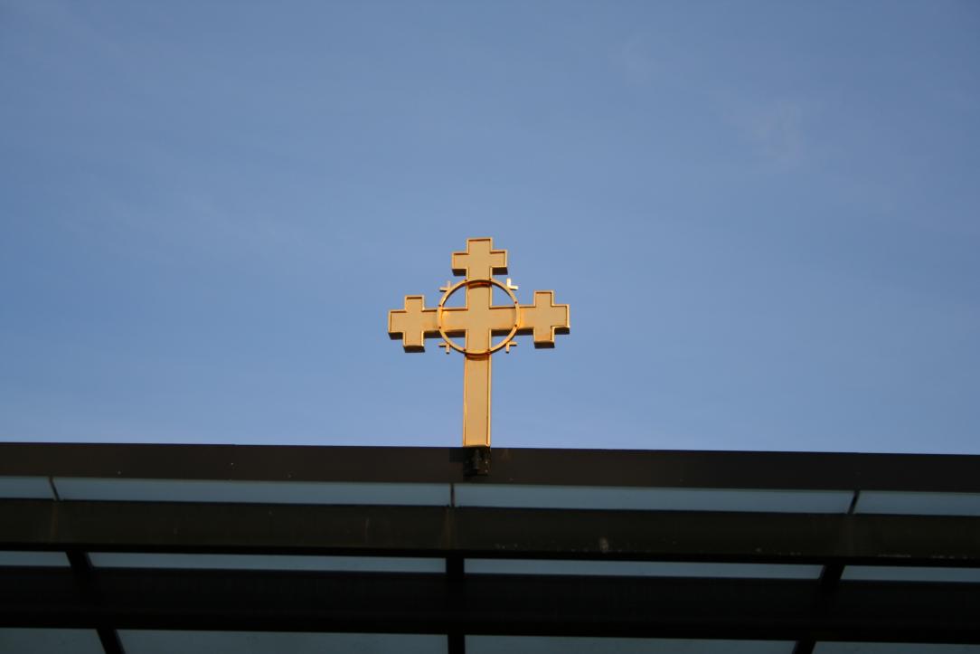 Kirkon keskustalon katolla oleva risti